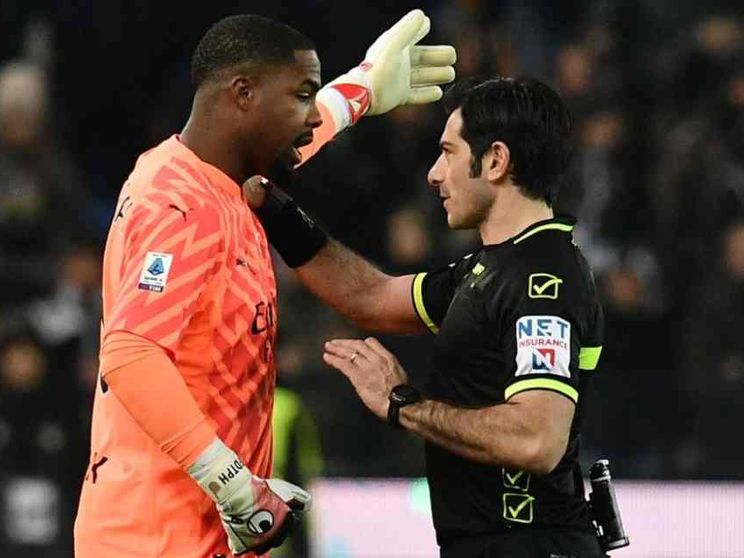 Cori razzisti in campo, ci risiamo: sospesa Udinese-Milan