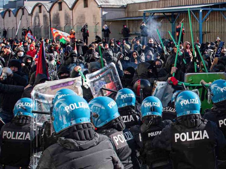 Scontri e cariche a Vicenza per la presenza di Israele in Fiera