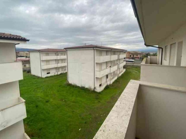 La beffa del villaggio milionario inutilizzato. E i braccianti nelle baracche