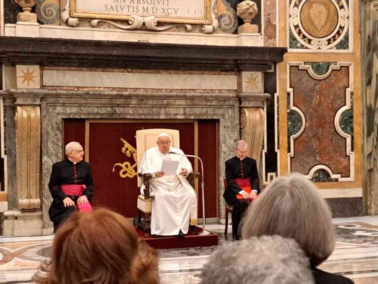 Il Papa ai vaticanisti: «Giornalismo è vocazione, grazie per vostro lavoro»