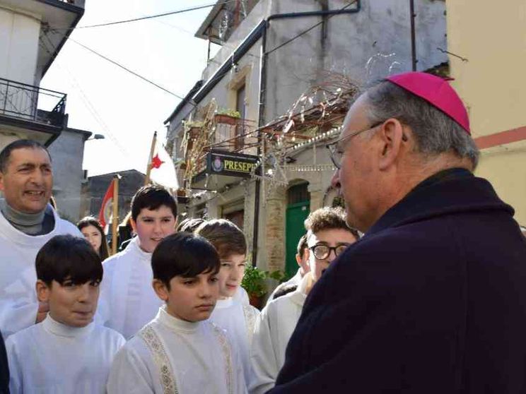 Il vescovo nella chiesa del prete aggredito: «Un segno semplice e forte»