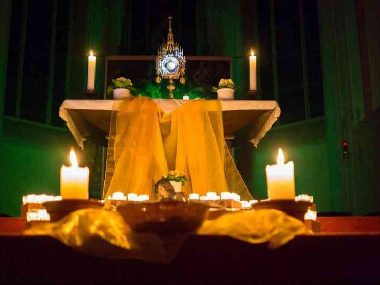 Adorazione eucaristica, un divino gioco di sguardi