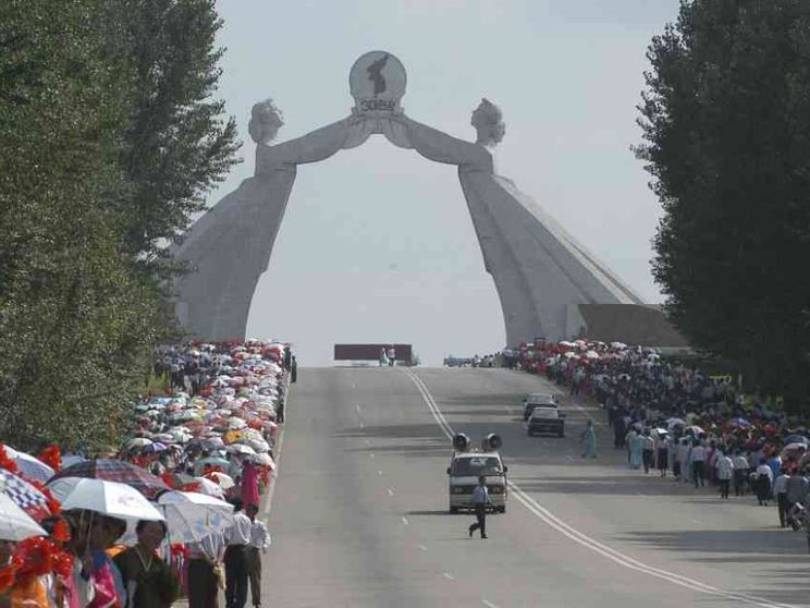 Nord Corea, Kim Jong Un demolisce l'Arco della Riconciliazione con Seul