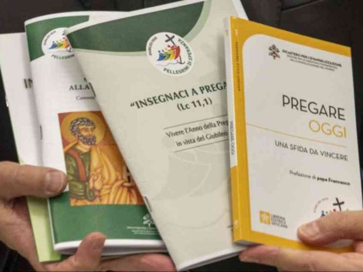 «Scuola di preghiera» verso il Giubileo. Fisichella: cammino di spiritualità