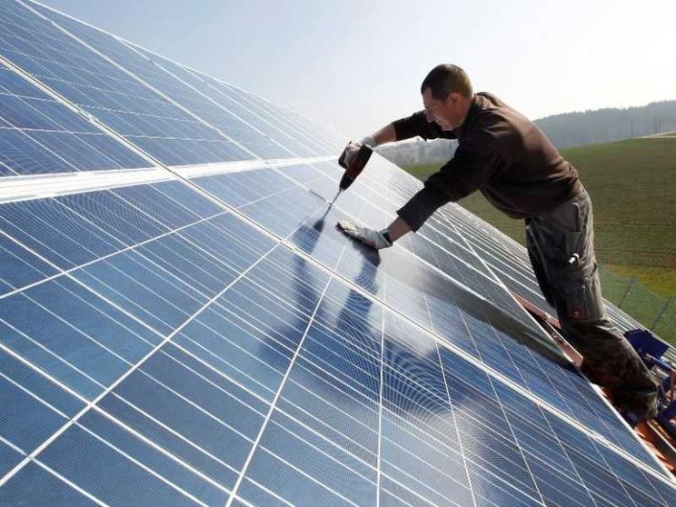Tra un anno le rinnovabili saranno la prima fonte di elettricità