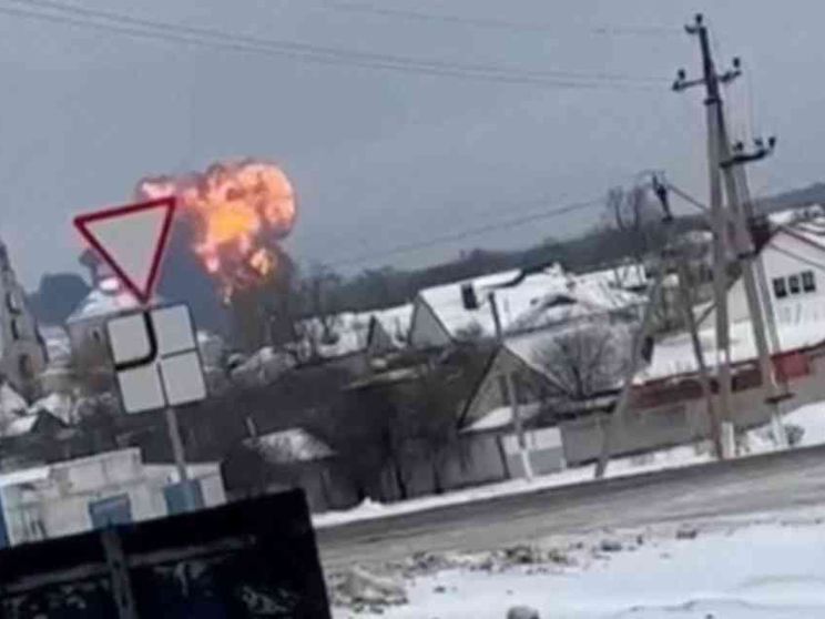 Cade aereo militare in Russia. Kiev: «Portava missili». «No, 65 prigionieri»