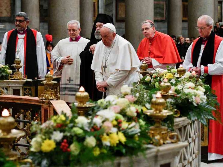 Il Papa: «Andiamo avanti nel cammino dell'unità». E prega per la pace