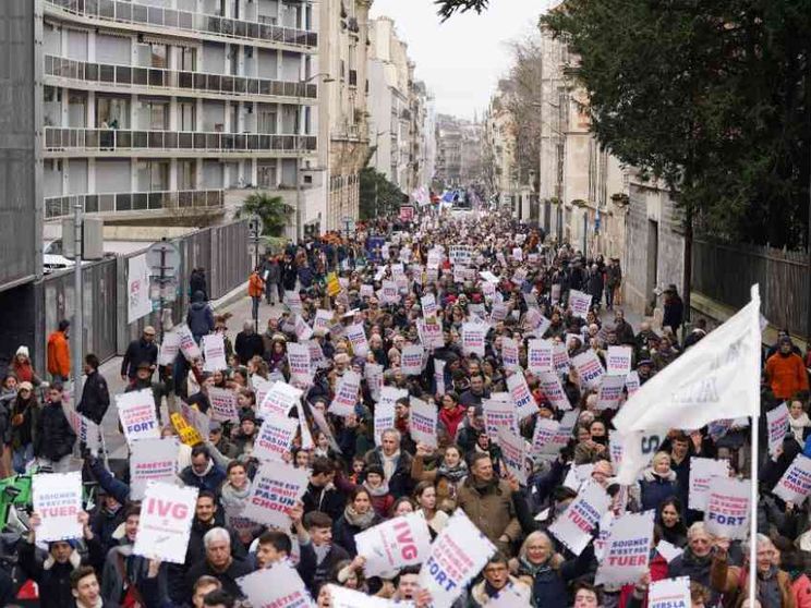 Marcia di Parigi, scossa contro le politiche di morte