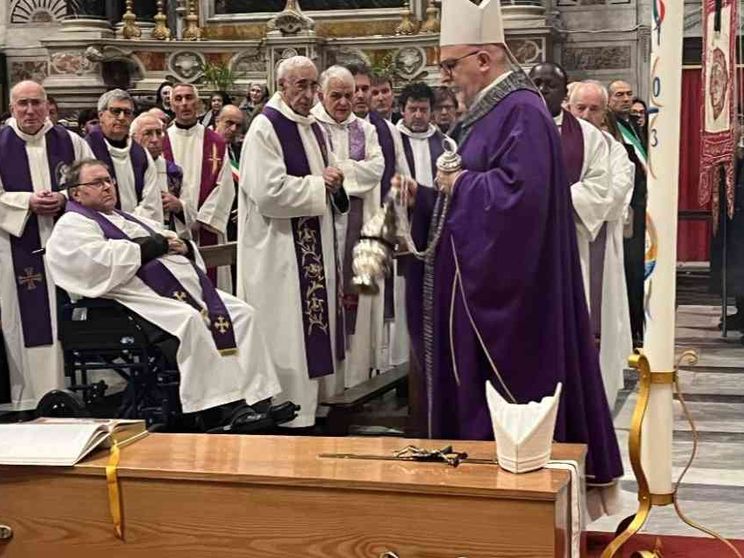 Le esequie dell'emerito Tanasini, Devasini: «Un padre per la nostra diocesi»