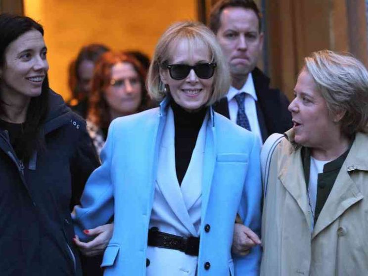 Trump condannato a pagare 83 milioni di dollari alla scrittrice Jean Carroll