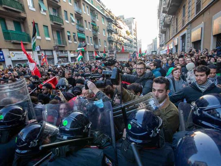 Milano, tensione al presidio pro Palestina. Nessuno scontro a Roma
