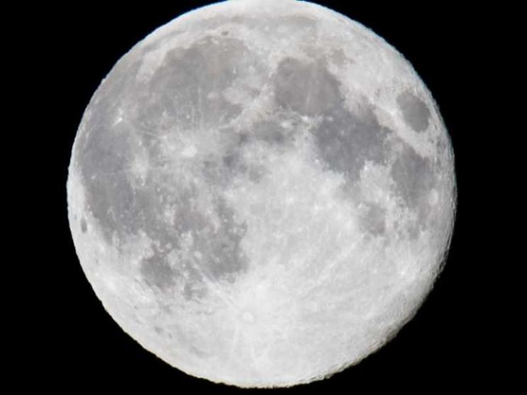 La Luna si sta restringendo