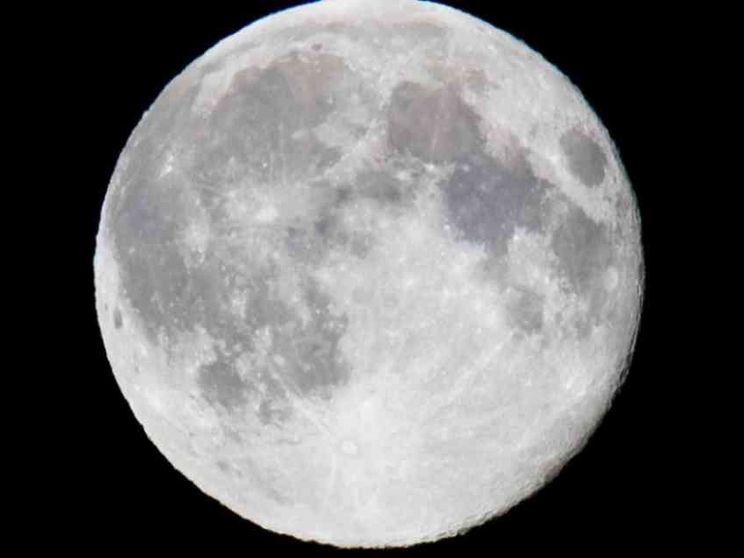 La Luna si sta restringendo