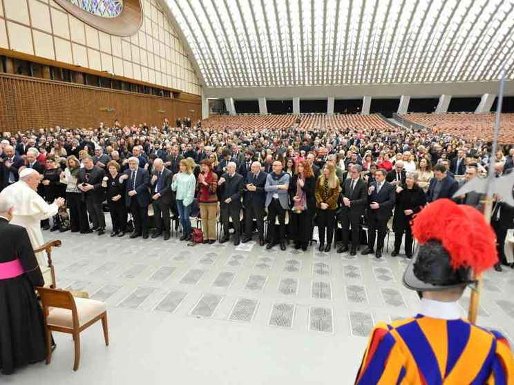 Il Papa a Tv2000: «Non allineatevi, andate controcorrente»