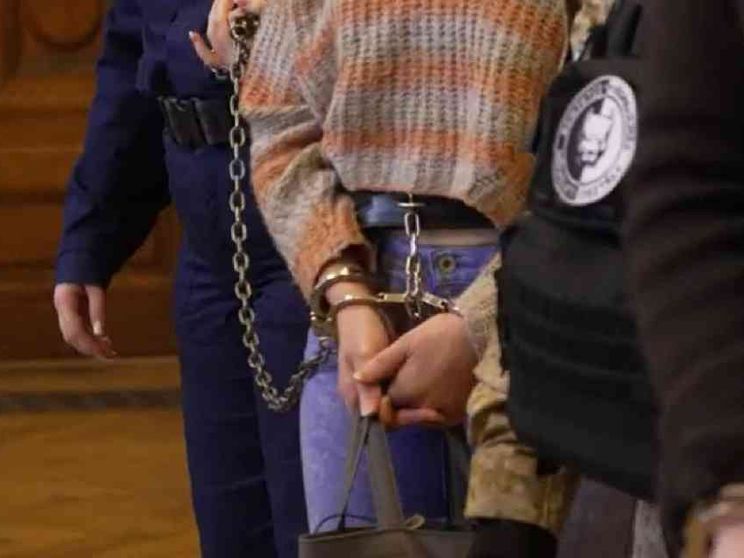 Ilaria Salis in catene e "guinzaglio" a Budapest. Convocato l'ambasciatore