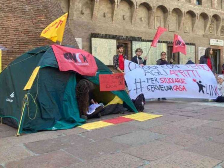 Studentati diffusi e notti sospese: il popolo delle tende nove mesi dopo