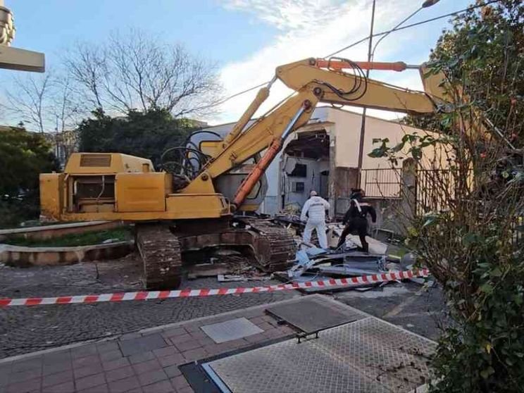 Assalto all'ufficio postale con una ruspa nel Foggiano