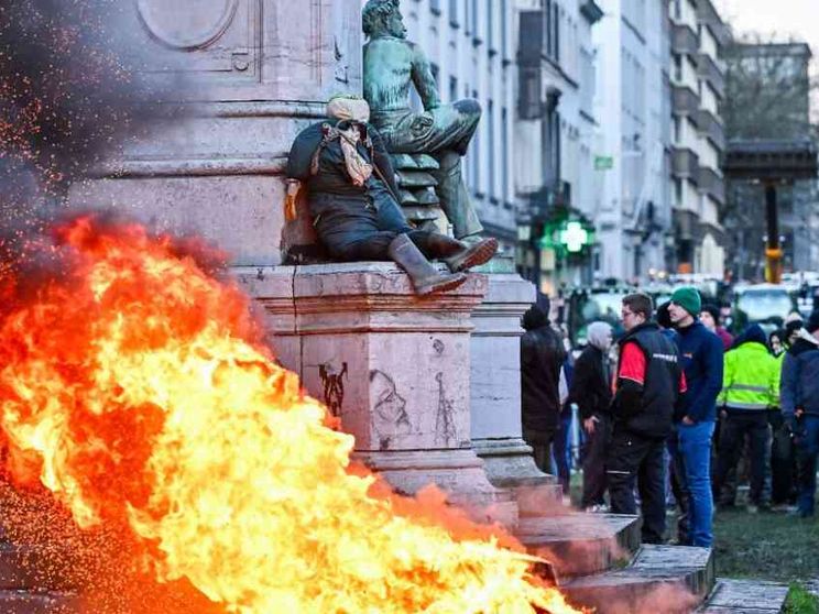 Il Parlamento Ue assediato dai trattori. Cosa chiedono gli agricoltori