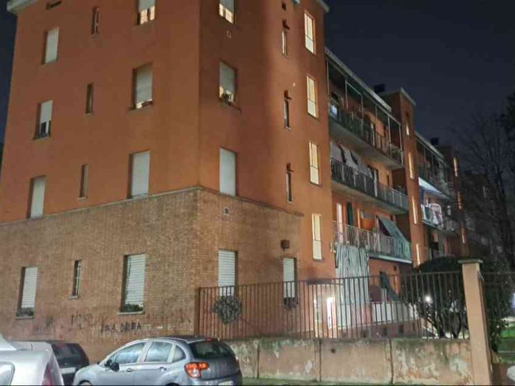 Neonato abbandonato in un androne. «Sua madre è morta, non posso occuparmene»