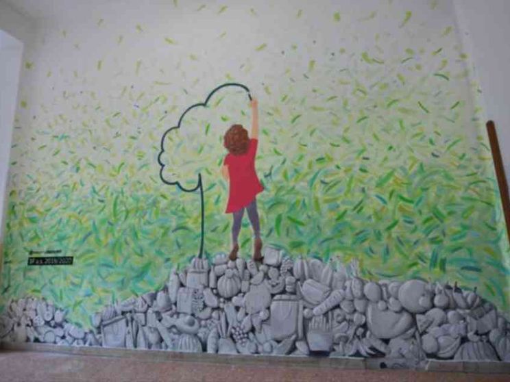 Italia sprecona: nel bidone 13 miliardi di cibo (e lo buttano anche i poveri)