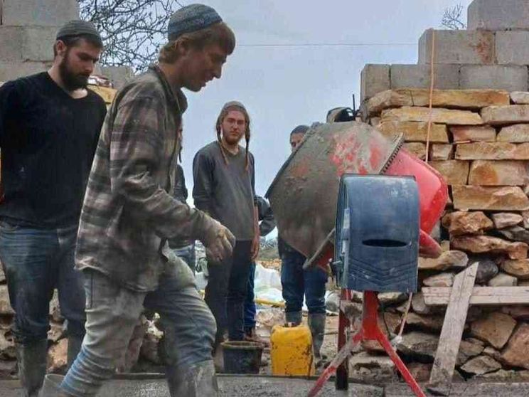 Cemento e mitra. Così nasce una colonia e muore il sogno dei 2 Stati