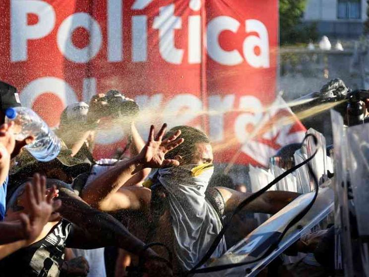 Milei taglia le mense dei poveri. La gente assalta i supermercati (video)