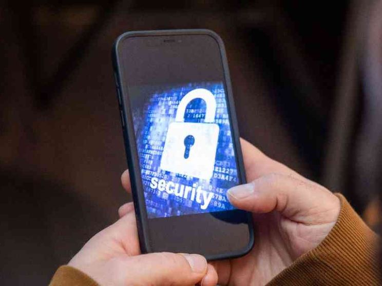 Sempre più piccoli sui social, in aumento le dipendenze da internet