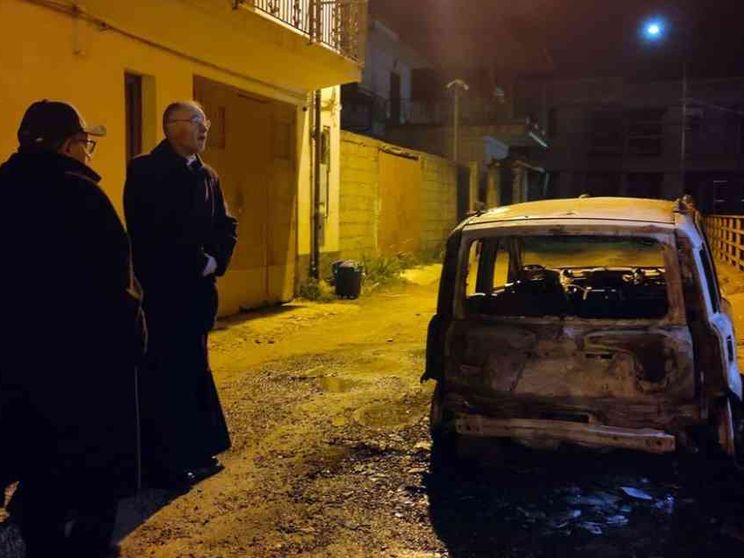 Incendiata l'auto del parroco aggredito il 15 gennaio