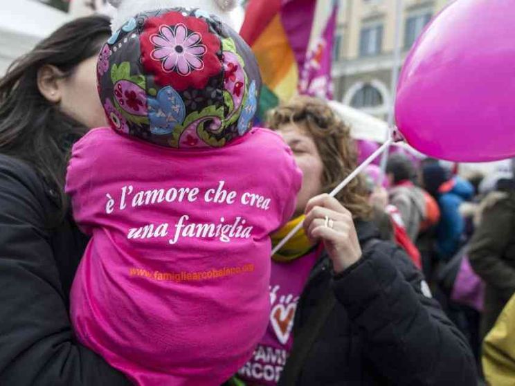 Bimbi con due “mamme”: «I genitori non possono essere dello stesso sesso»