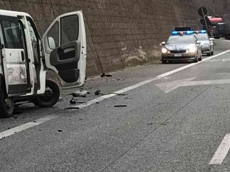 Incidente in A12, operai travolti: un morto