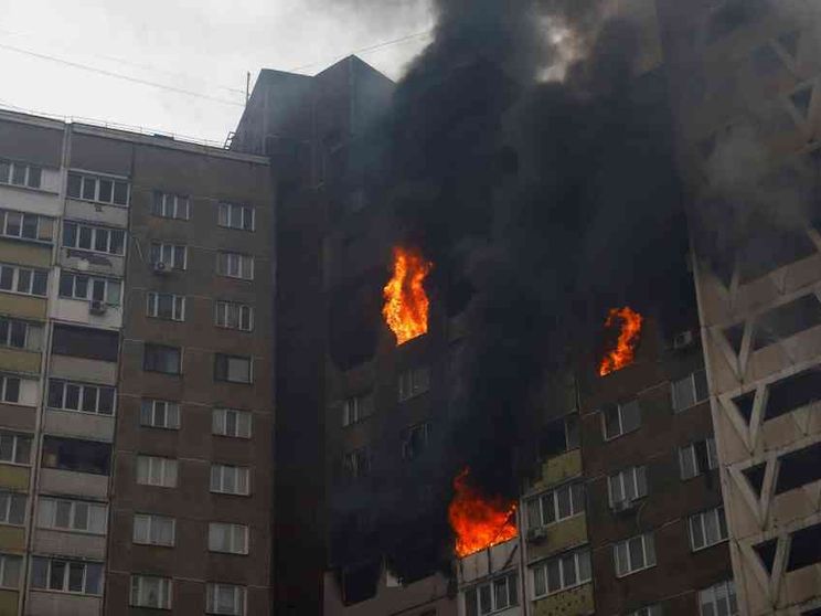 Pioggia di missili russi sull'Ucraina, uno anche sulla Polonia: tre civili morti