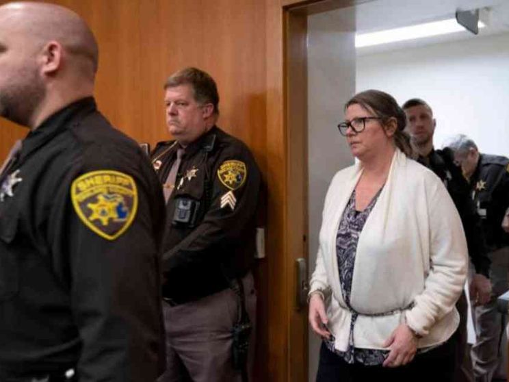 Sparò a scuola, per la prima volta colpevole anche la madre. Svolta sulle armi