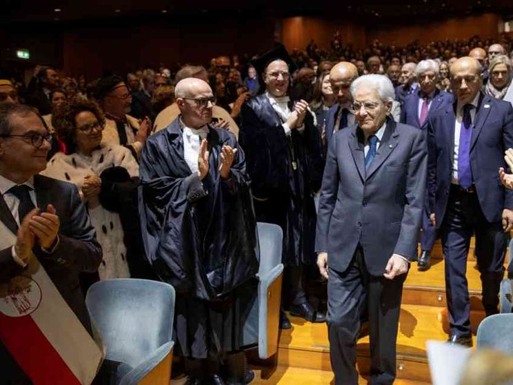 Mattarella: l'umanità ha sfide comuni ma perde tempo a distruggersi