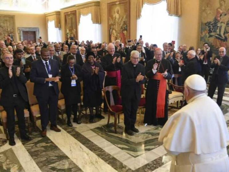 Il Papa: l'egemonia tecnocratica non sfiguri l'umano