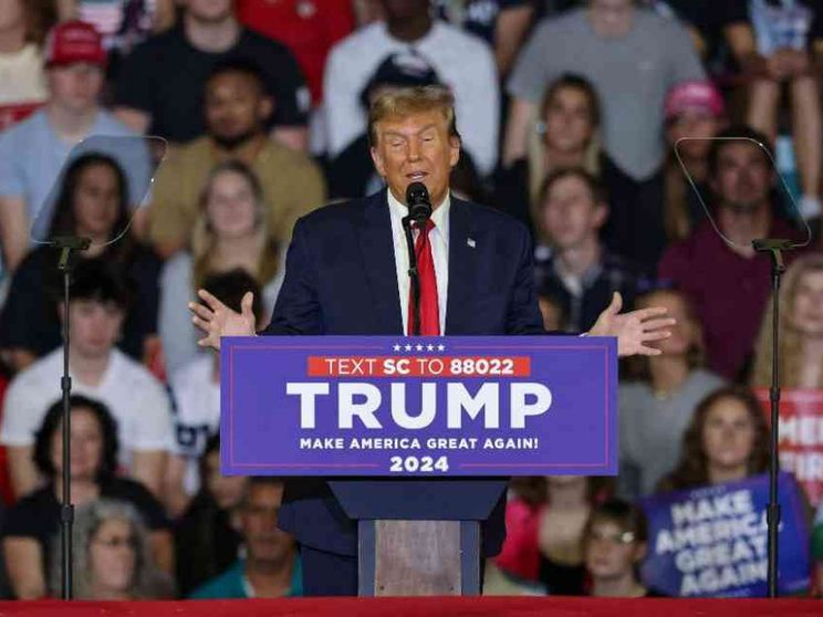 Trump versus Nato. Biden: «Una luce verde a Putin per nuove guerre»