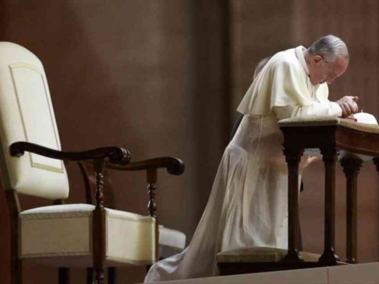 Il Papa e quel «ricordatevi di pregare per me». Ma come si deve pregare?