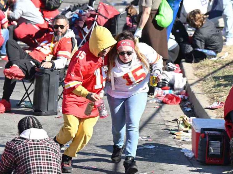 Spari alla parata del Super Bowl: un morto e quattordici feriti