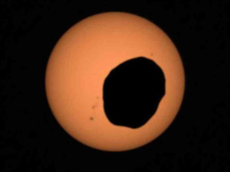 Phobos tra Marte e il Sole, così il rover Perseverance filma l'eclissi