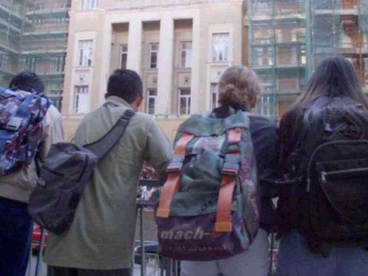 Scuola, fondi anti-abbandono. «Napoli deve aiutare i ragazzi in fuga»