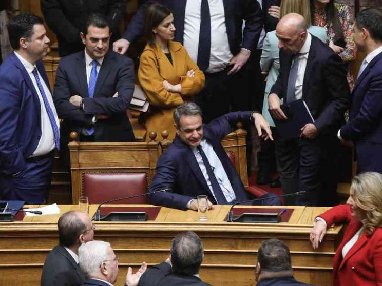 Il Parlamento greco approva la legge sul matrimonio omosessuale