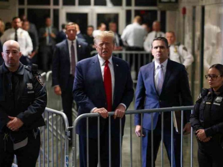 Trump, niente affari a New York per 3 anni. E lui attacca: «Farsa totale»