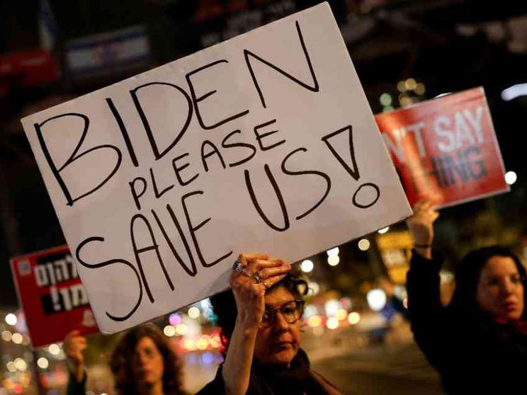 La rabbia della gente in piazza: «Il governo Netanyahu ha fallito, se ne vada»