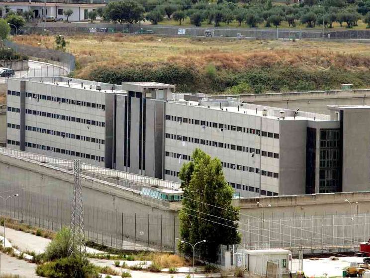 Celle colabrodo e troppe vittime, ogni due giorni c'è un suicidio