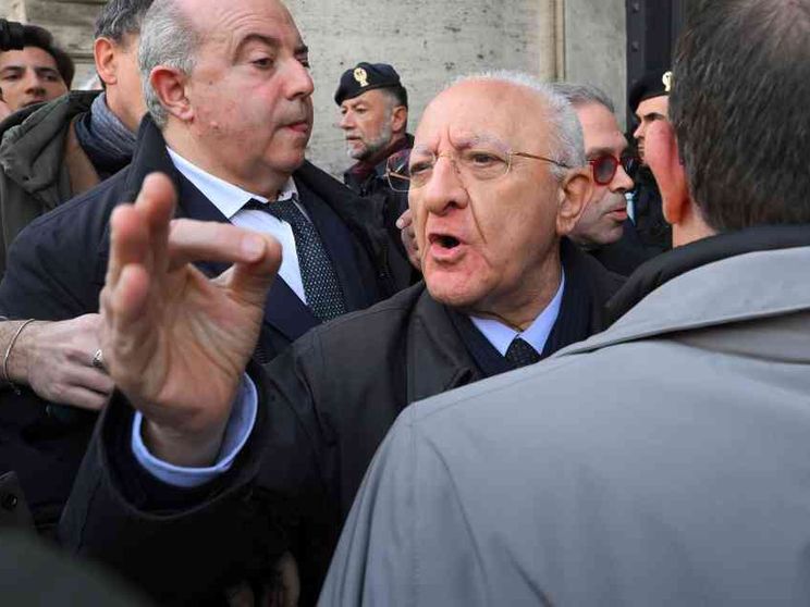 No, la politica degli insulti no