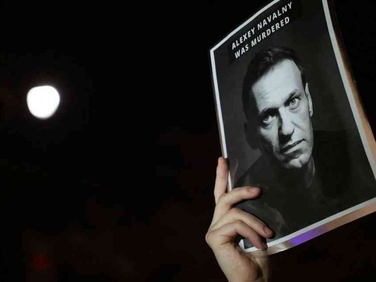 Navalny muore nella prigione di ghiaccio. Biden: «Putin colpevole»