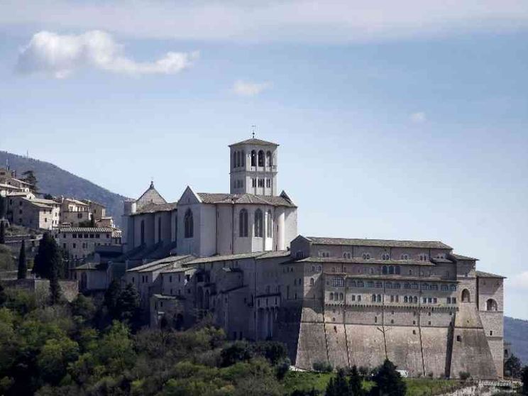 Primi fondi per il restauro delle mura del convento di Assisi