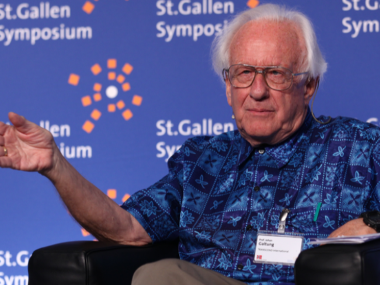 Addio a Johnn Galtung, uno dei più grandi ricercatori per la pace del '900