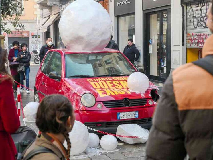 L'installazione choc a Milano: «La grandine ci ucciderà»