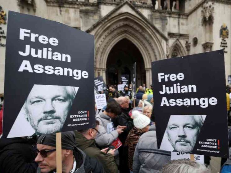 La moglie: «In America Assange rischierebbe come Navalny»