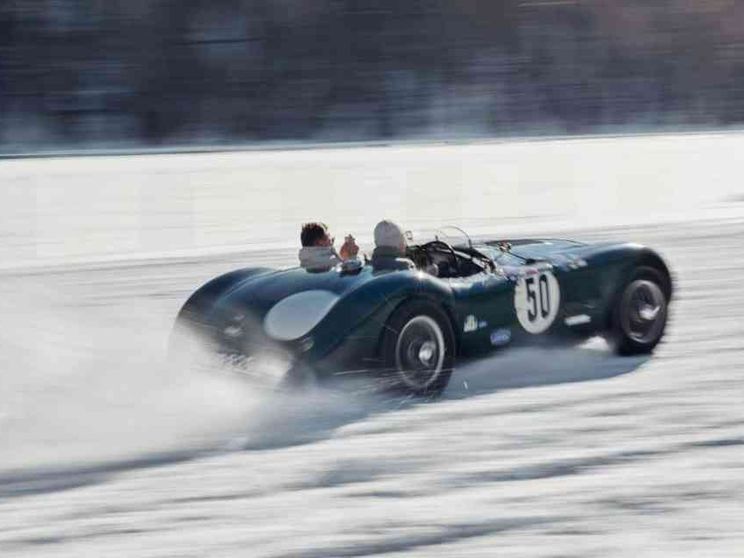 Sul lago ghiacciato sfilano le auto più eleganti del mondo